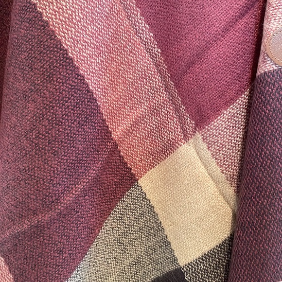 Gorgeous Plaid Buckled Poncho. Super soft. 100% Acrylic. - Picture 3 of 4